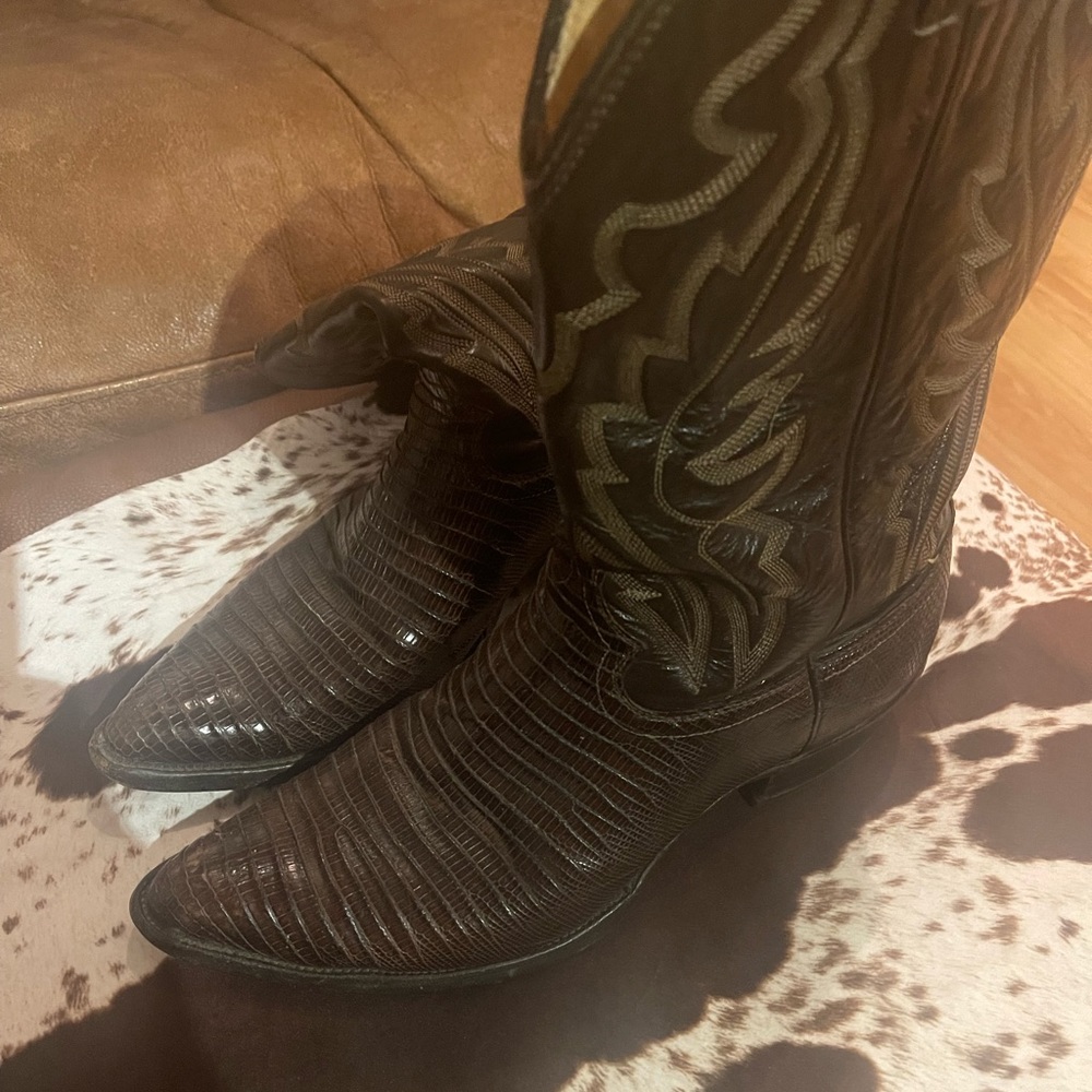 12D Justin cowboy boots. Genuine lizard.
